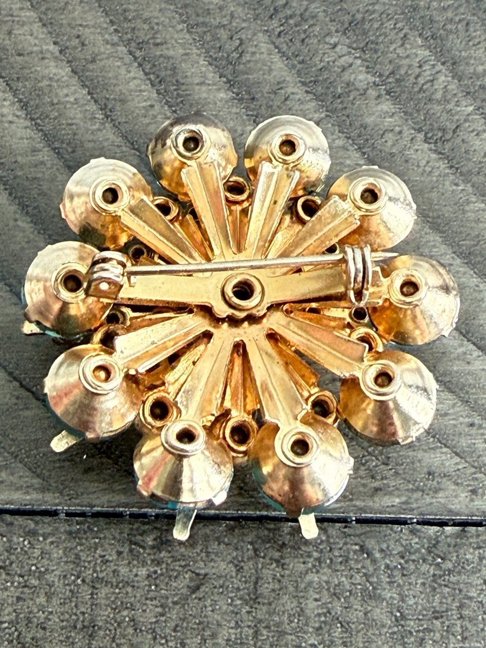 Vintage Two Tone Green Rhinestone Brooch Pin Round Gold Tone Unsigned Estate - Picture 4 of 5